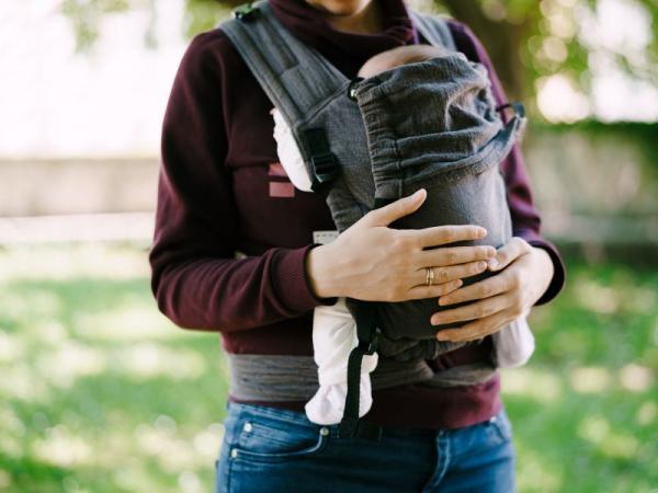 ¿Cómo hacer tu propia mochila portabebés?